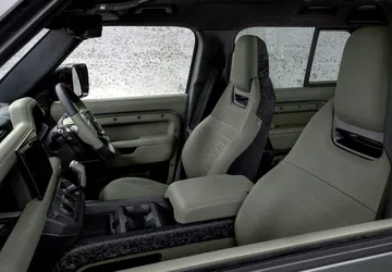 Asientos confortables y ergonómicos del Defender Octa, ideales para largas travesías.