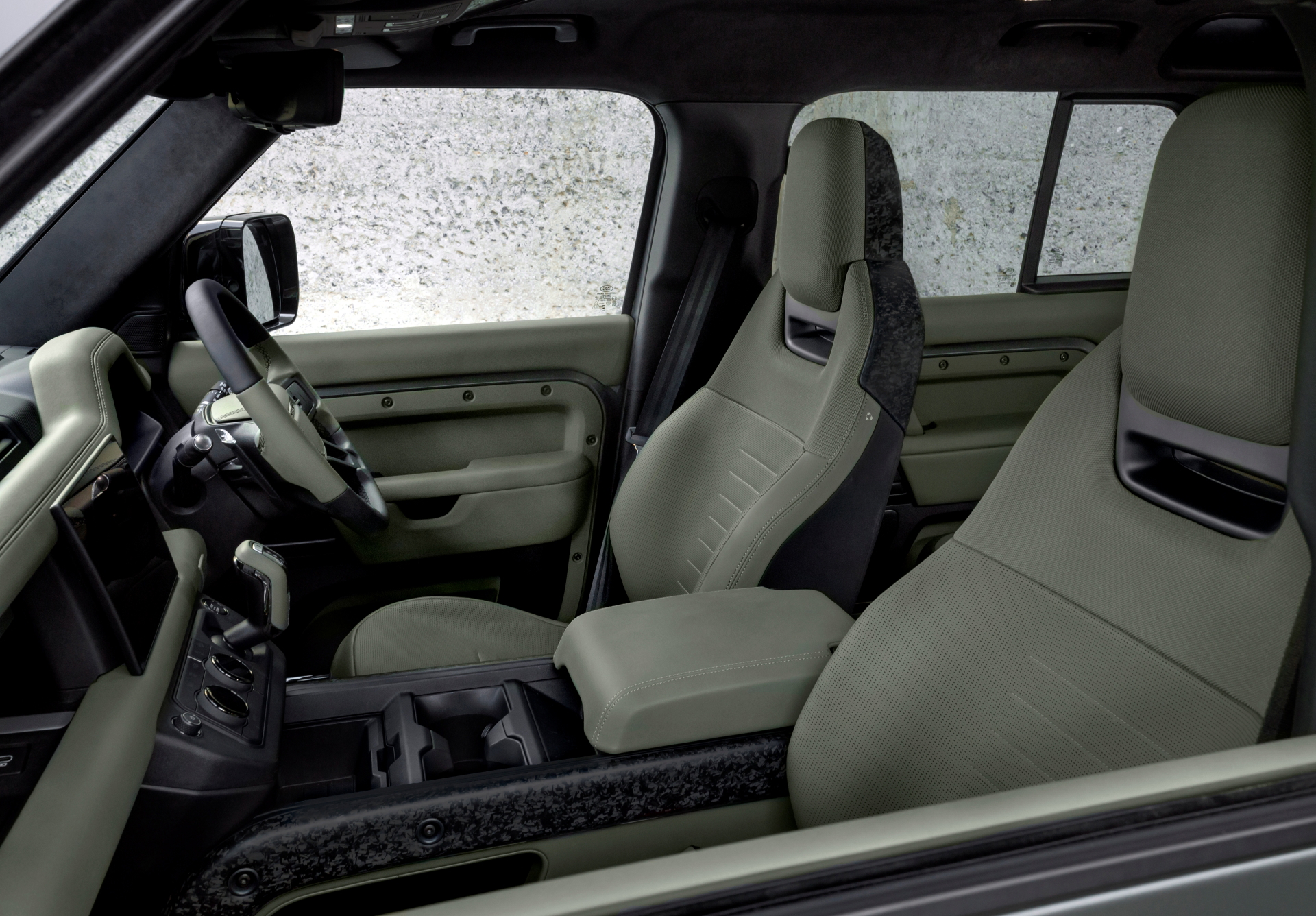 Asientos confortables y ergonómicos del Defender Octa, ideales para largas travesías.