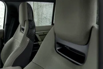 Asientos ergonómicos que ofrecen un confort excepcional, ideales para expediciones extremas.