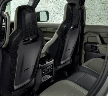 Vista de los asientos traseros del Defender Octa, con un diseño robusto y cómodo.