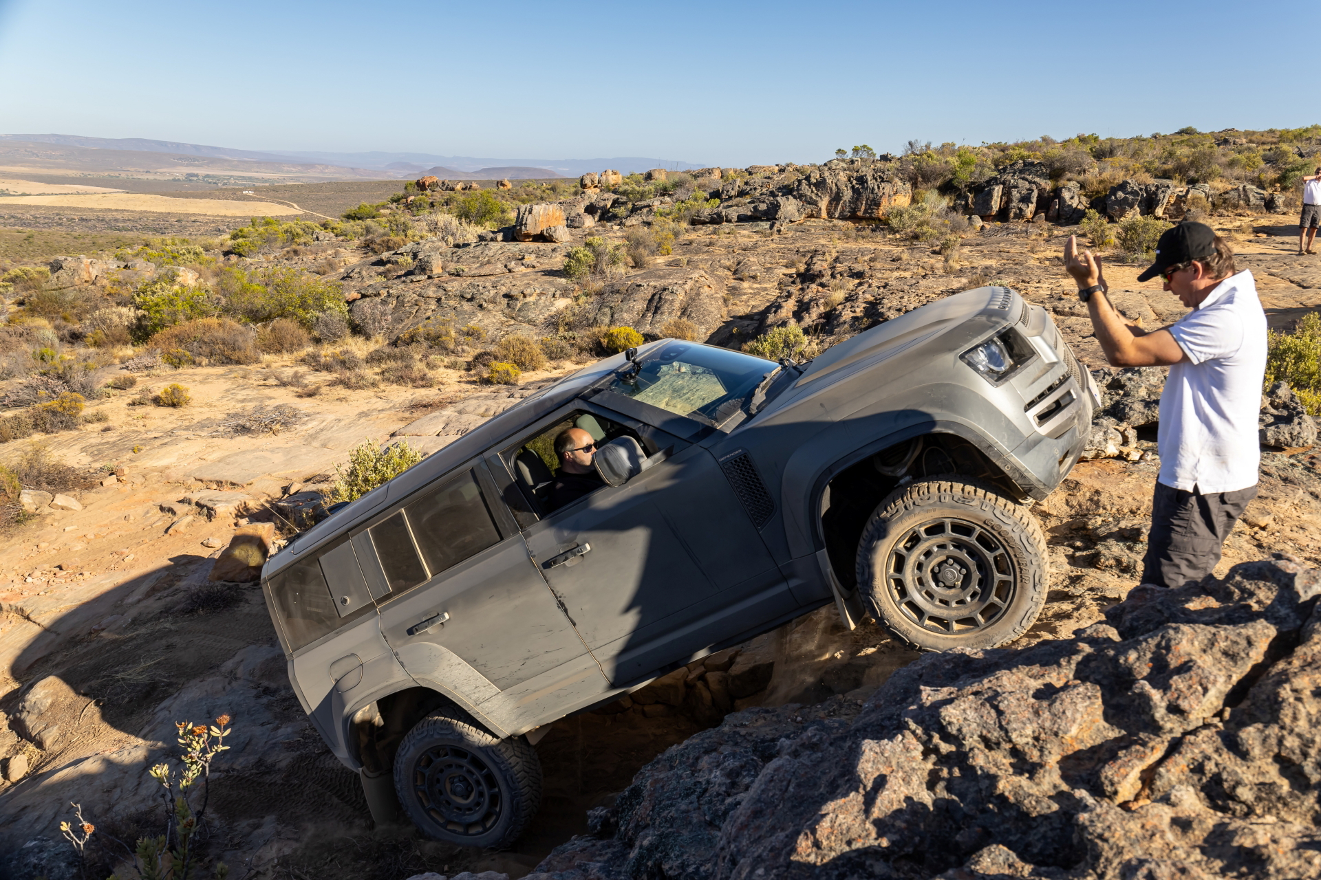El Defender Octa demuestra su potencia en terrenos difíciles, ideal para el 4x4 extremo.