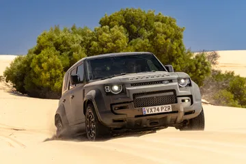 El Defender Octa combina tecnología y robustez, ideal para 4x4 extremo.