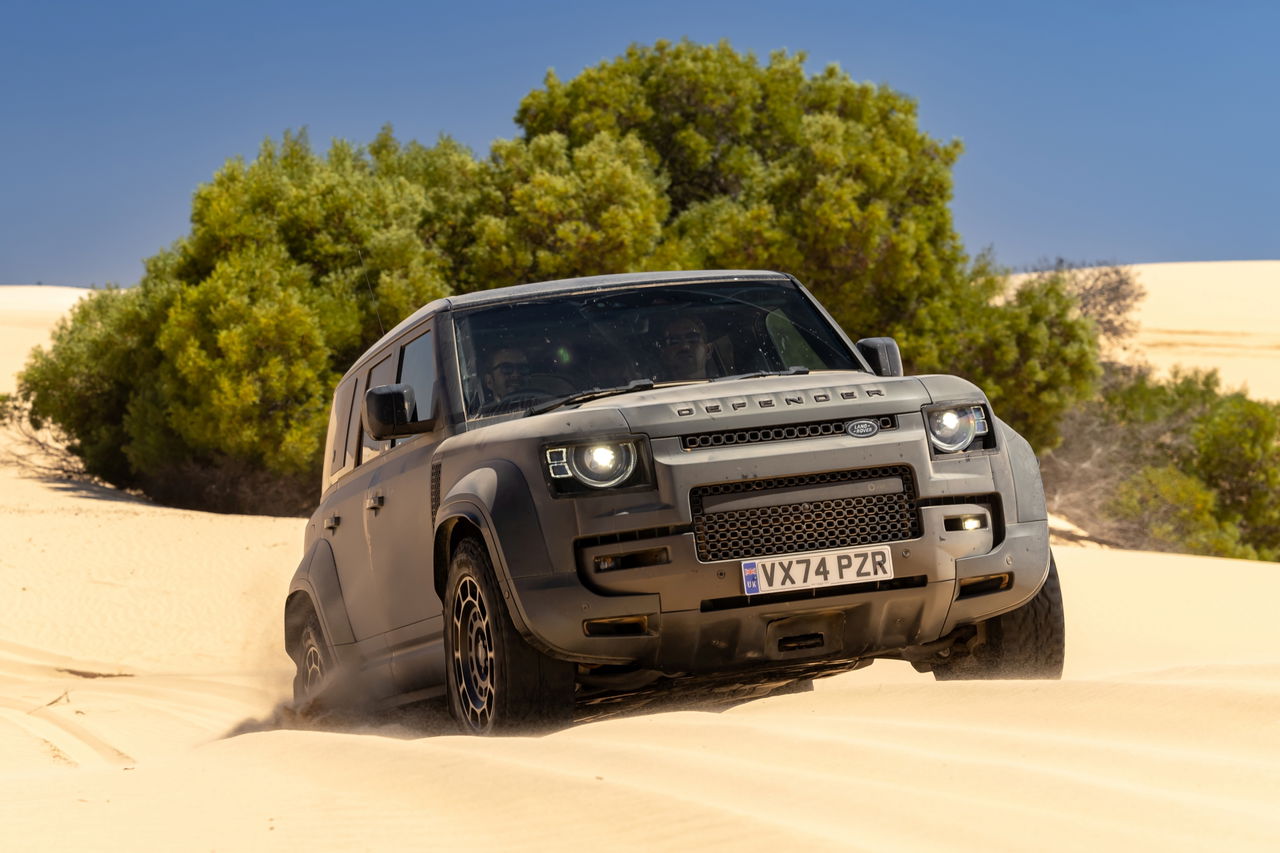 El Defender Octa combina tecnología y robustez, ideal para 4x4 extremo.