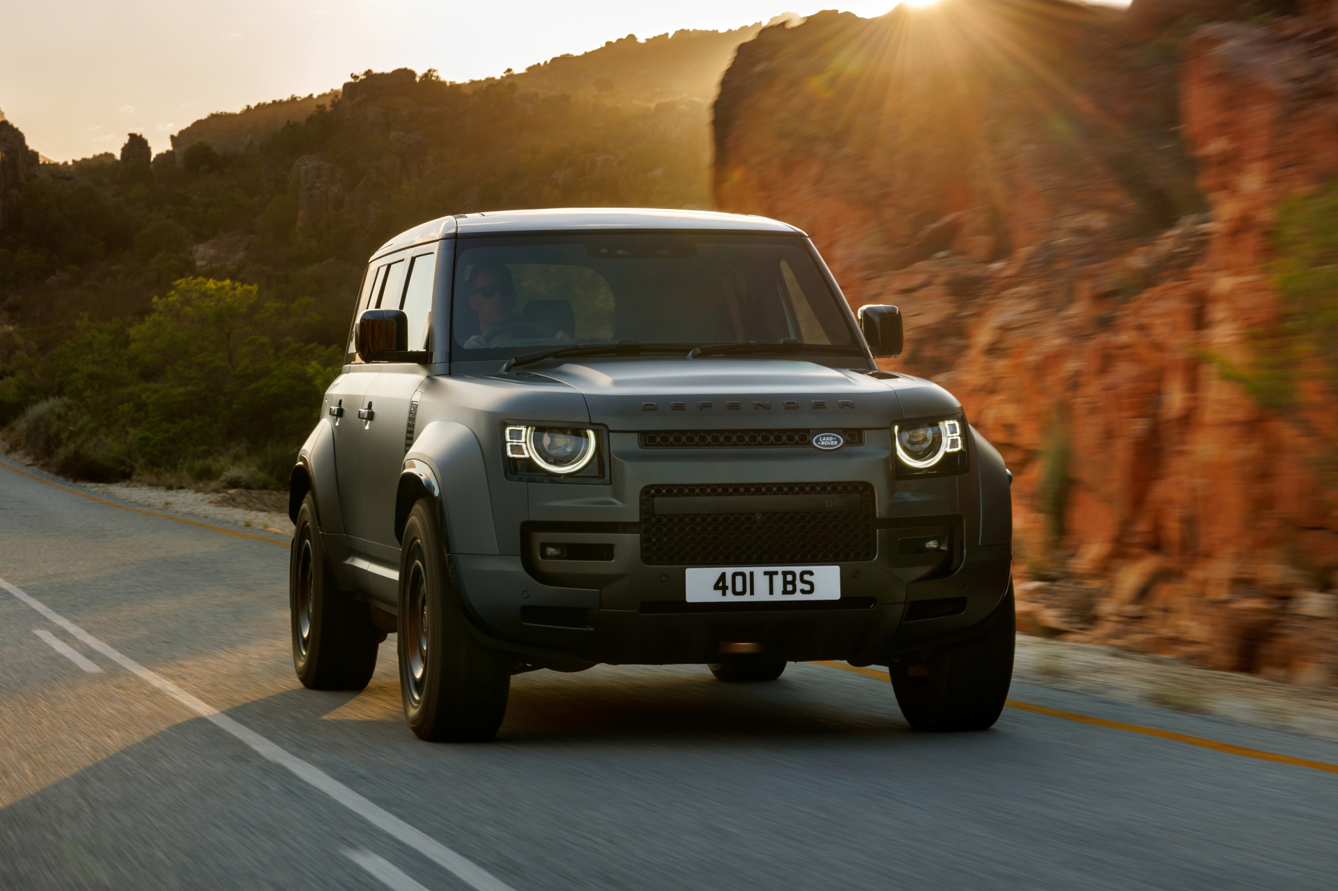 Defender Octa: potente y versátil, redefine el 4x4 extremo.
