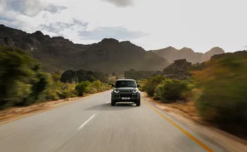 El Defender Octa se muestra imparable en cualquier terreno, destacado por su motor BMW de 635 CV.