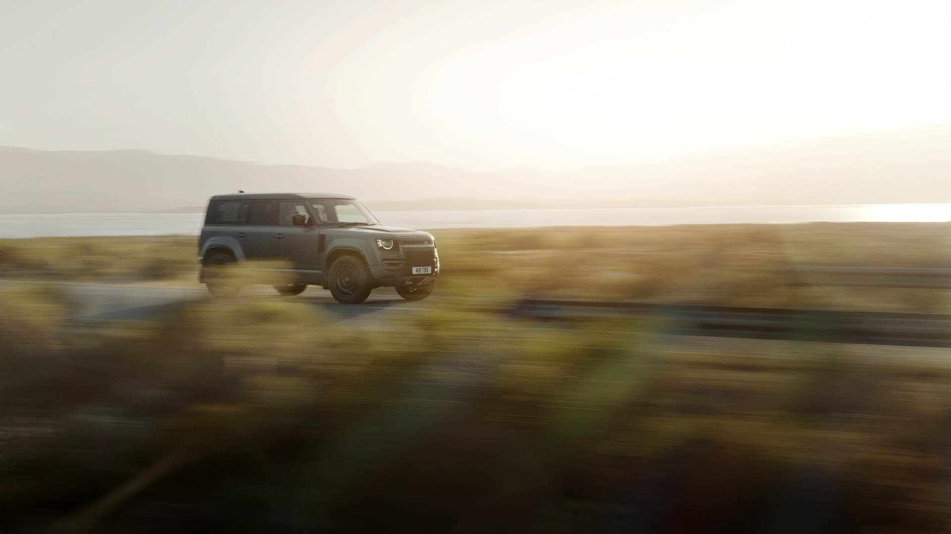 Defender Octa atravesando un paisaje natural, enfatizando su capacidad off-road.