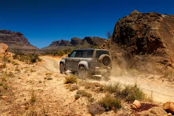 Defender Octa destaca en terrenos difíciles, gracias a su robustez y potente motor.