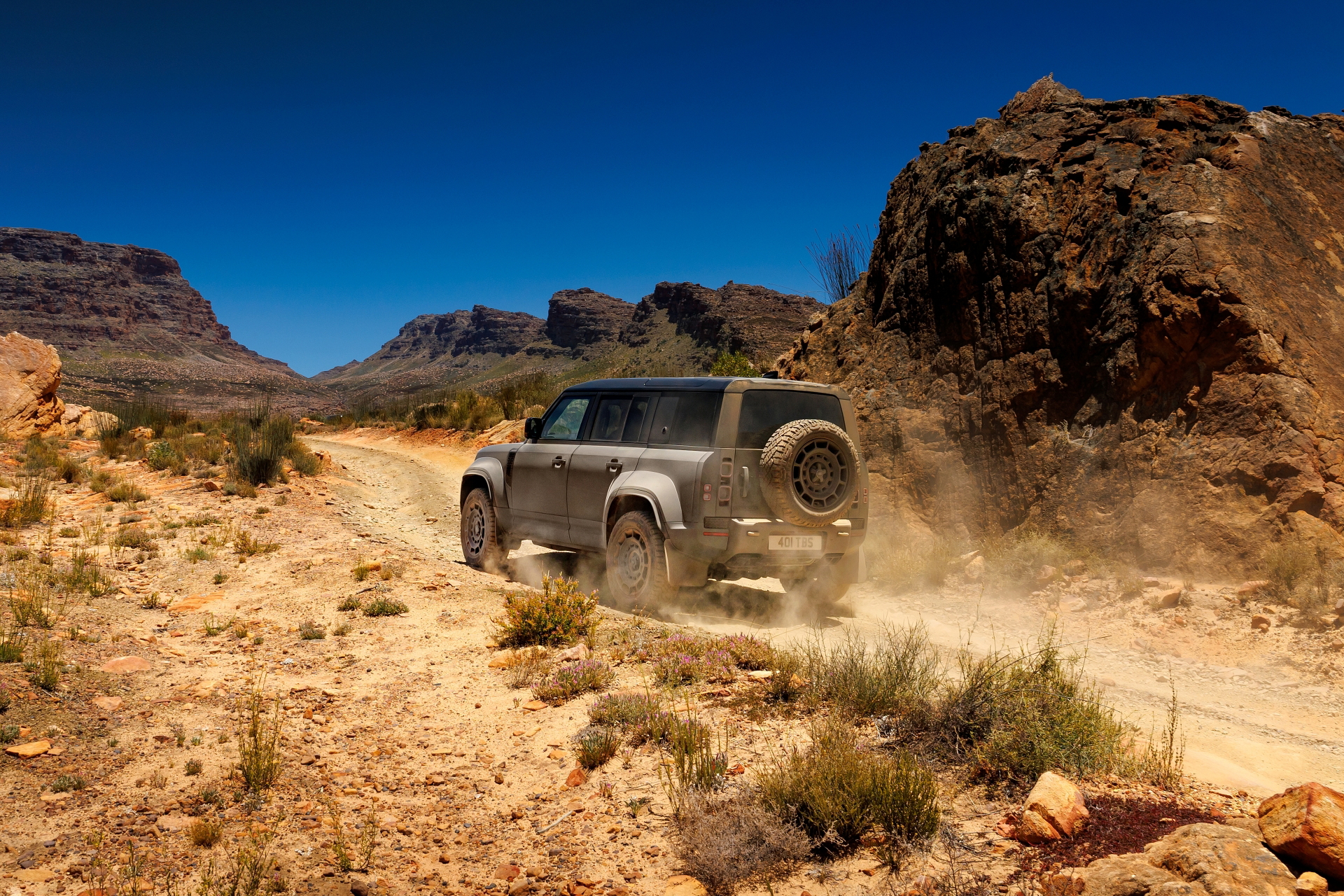 Defender Octa destaca en terrenos difíciles, gracias a su robustez y potente motor.