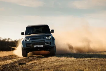 El Defender Octa enfrenta el terreno con un motor BMW de 635 CV.
