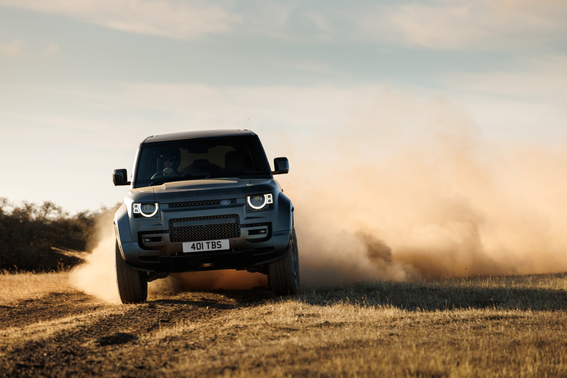 El Defender Octa enfrenta el terreno con un motor BMW de 635 CV.