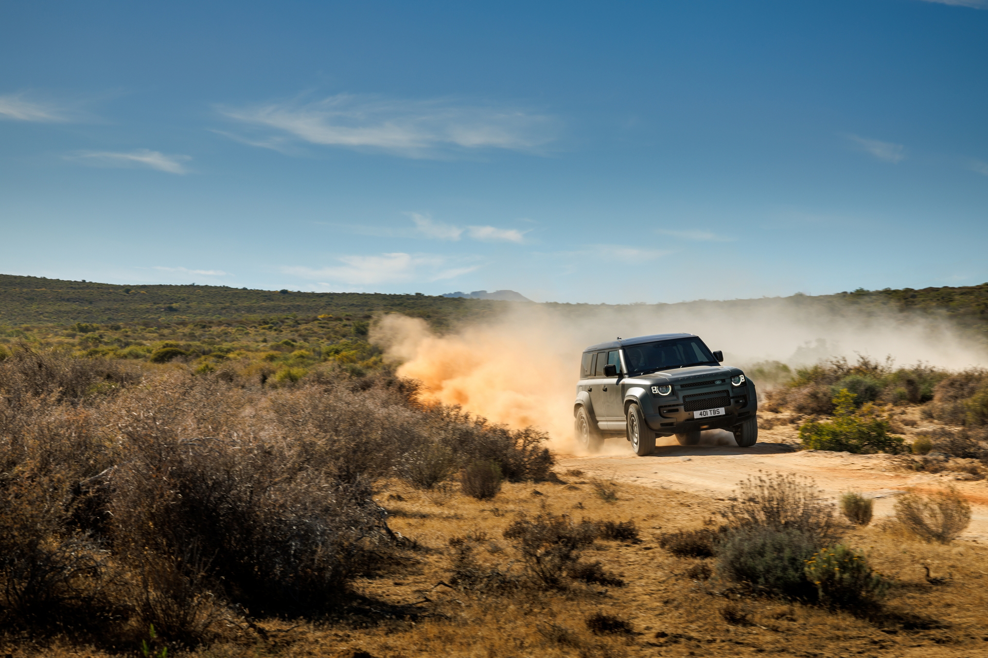 Defender Octa 2025 surcando terrenos difíciles con gran potencia.