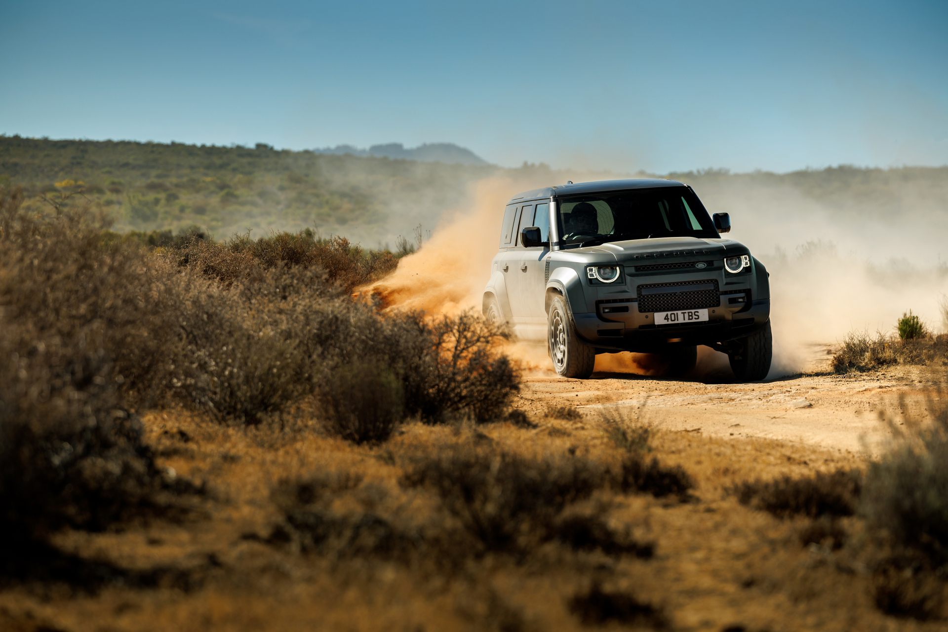 Defender Octa superando terrenos difíciles con su impresionante potencia.