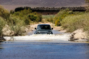 El Defender Octa conquista terrenos difíciles con su potente motor BMW.