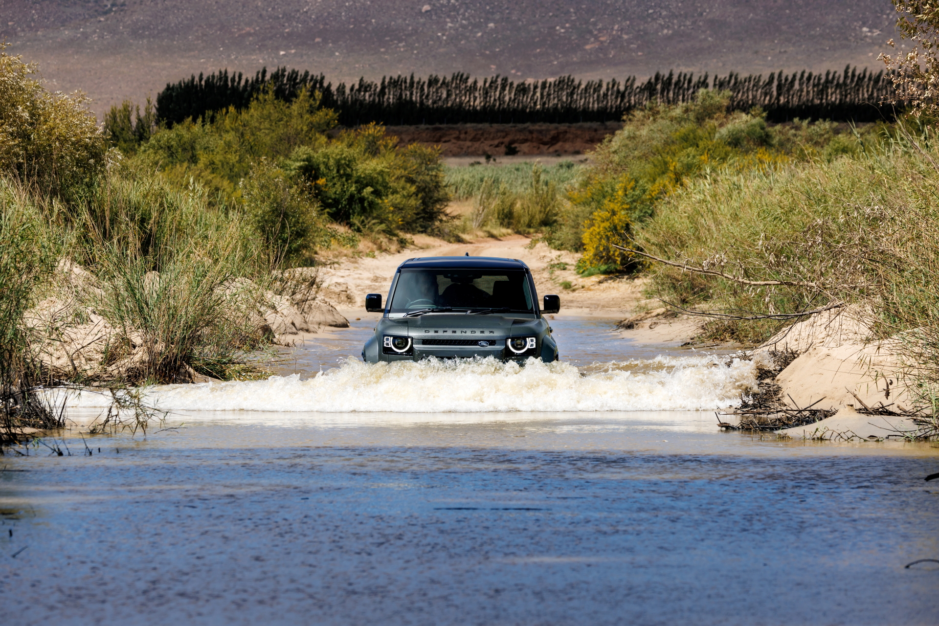 El Defender Octa conquista terrenos difíciles con su potente motor BMW.