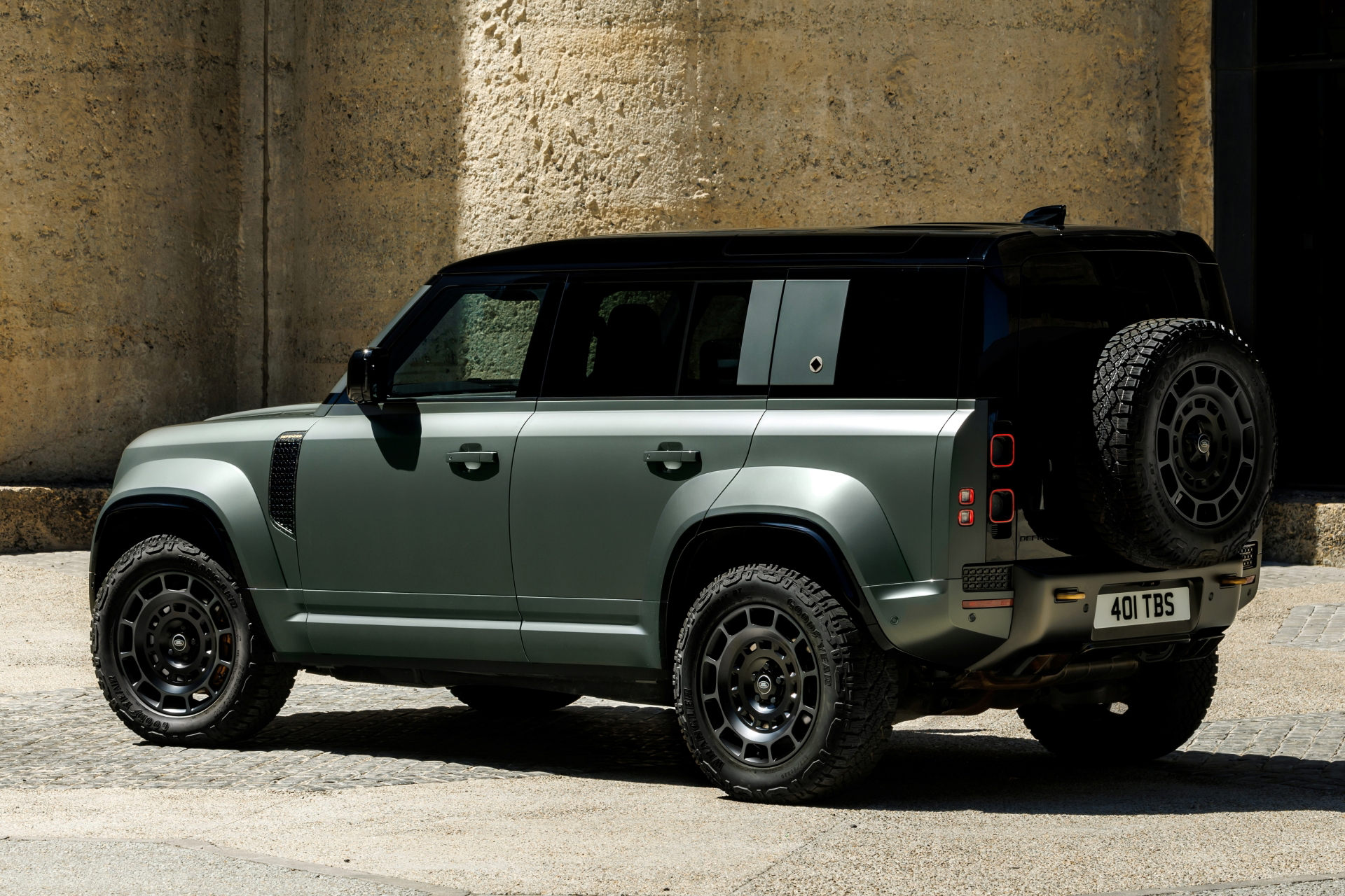 Defender Octa, imparable en todoterreno con motor BMW de 635 CV.