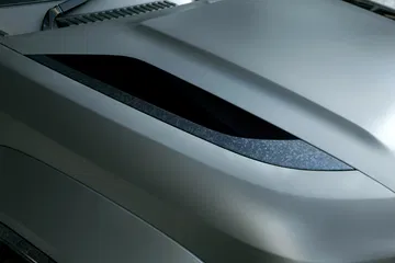 Detalle de la toma de aire del Defender Octa, optimizada para el rendimiento todoterreno.