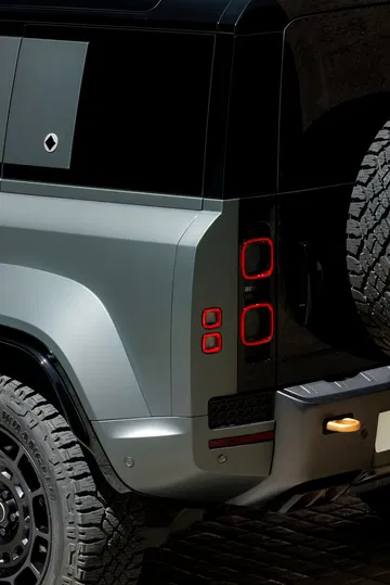 Vista trasera del Defender Octa, destacando su diseño robusto y detalles modernos.