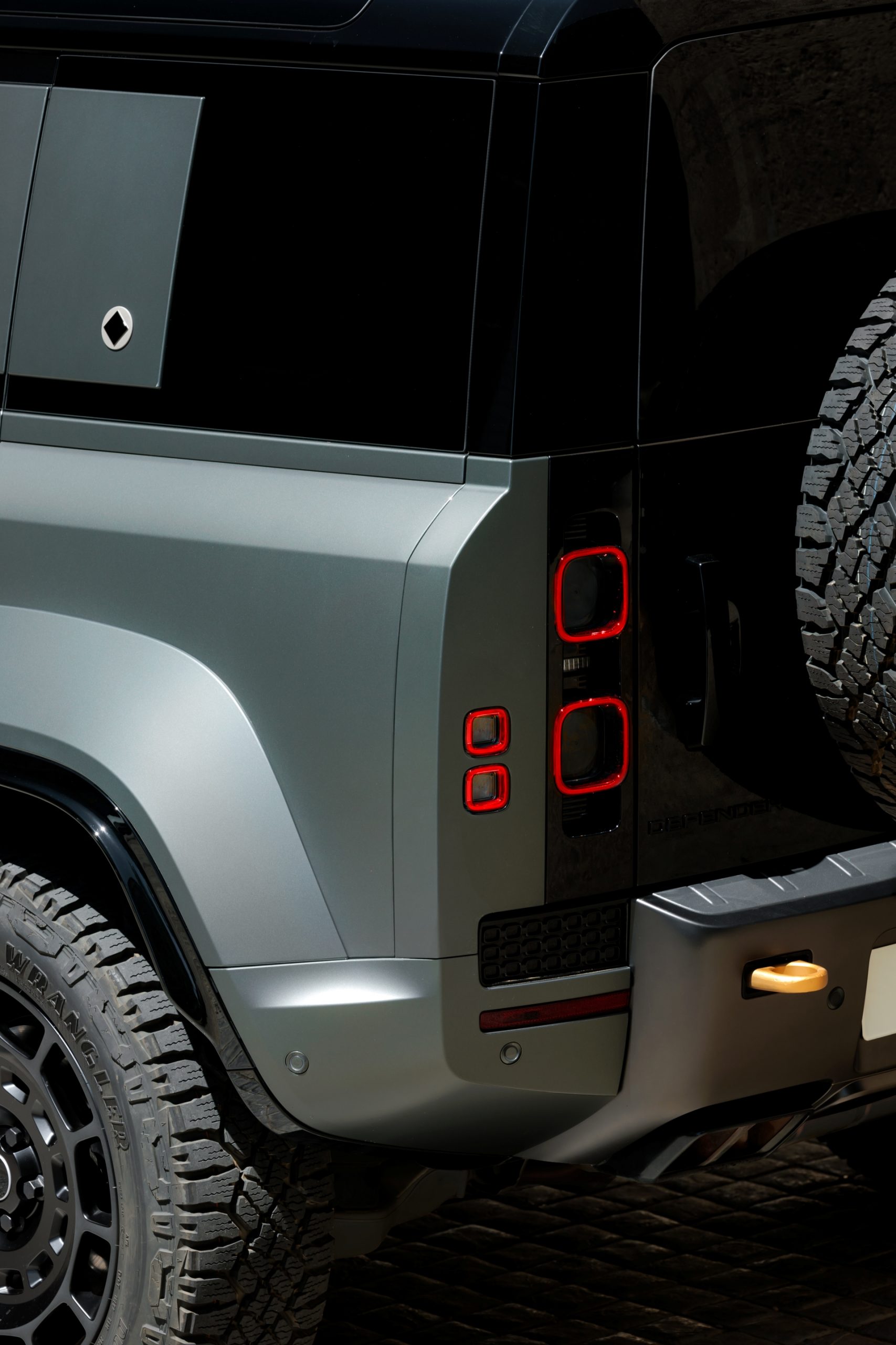 Vista trasera del Defender Octa, destacando su diseño robusto y detalles modernos.