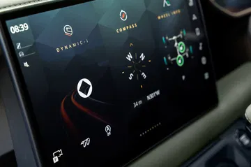 Pantalla central con múltiples funcionalidades y diseño moderno.