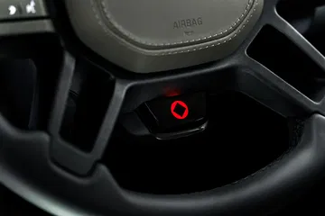 Detalle del volante del Defender Octa, mostrando un interruptor resaltado.