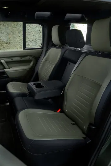 Interior trasero del Defender Octa, con asientos cómodos y funcionales.