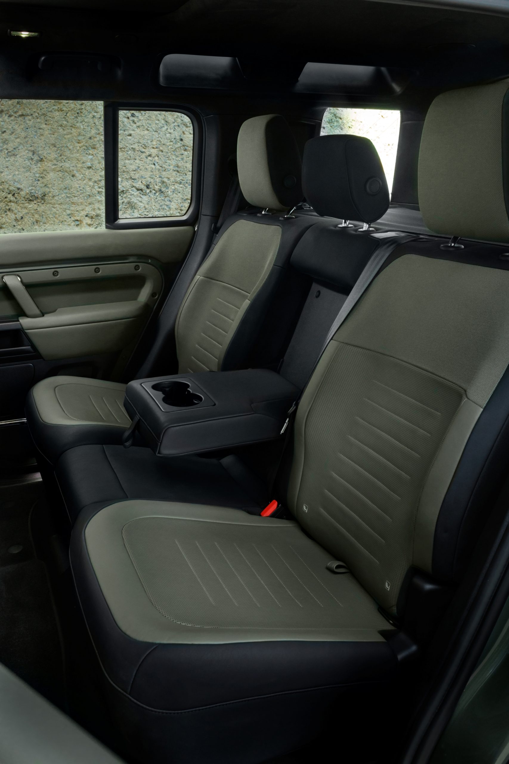 Interior trasero del Defender Octa, con asientos cómodos y funcionales.