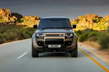 Defender Octa combina potencia y diseño robusto, ideal para el 4x4 extremo.
