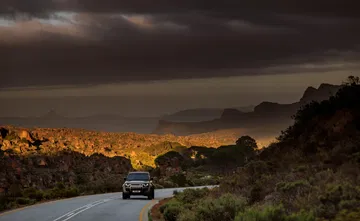 Impresionante vista del Defender Octa avanzando en un paisaje impresionante.