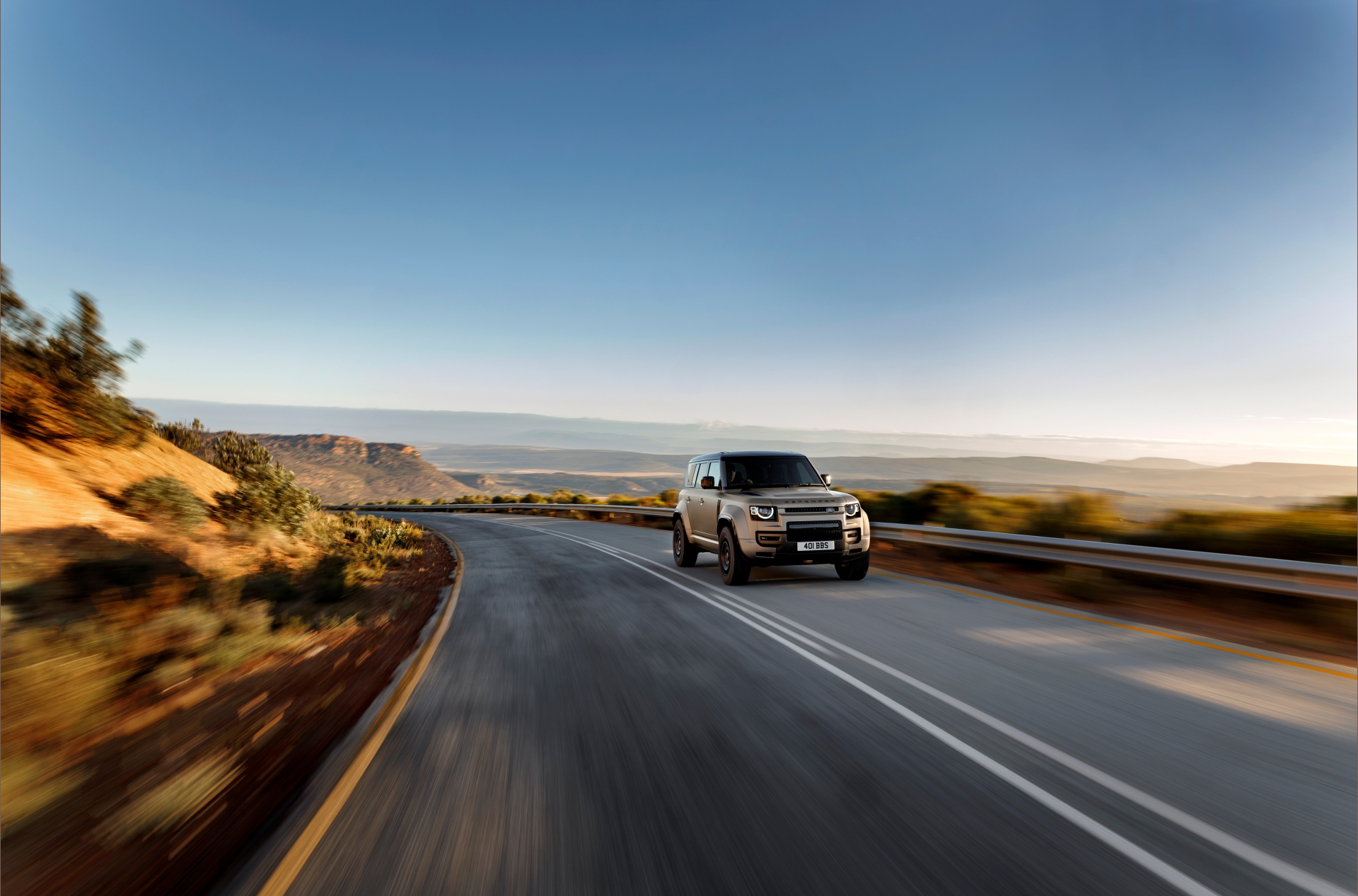 Defender Octa despliega su potencia en la carretera, mostrando su imponente diseño y capacidad 4x4.
