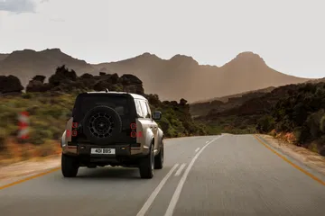 Impresionante vista trasera del Defender Octa, listo para conquistar cualquier terreno.