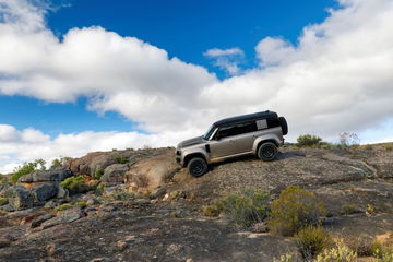 Defender Octa superando terrenos difíciles con su potente motor BMW.