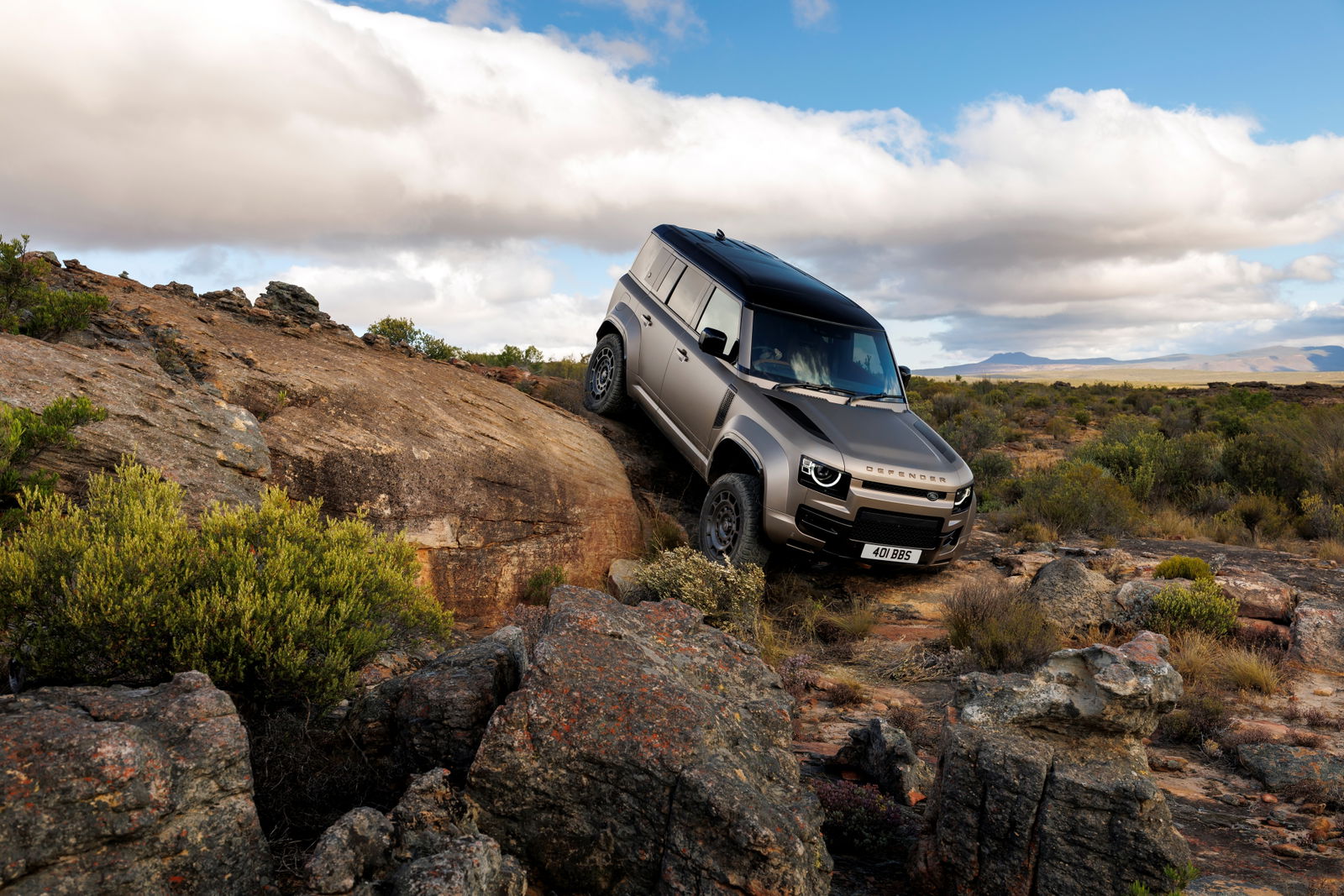 Defender Octa superando obstáculos en terreno difícil.