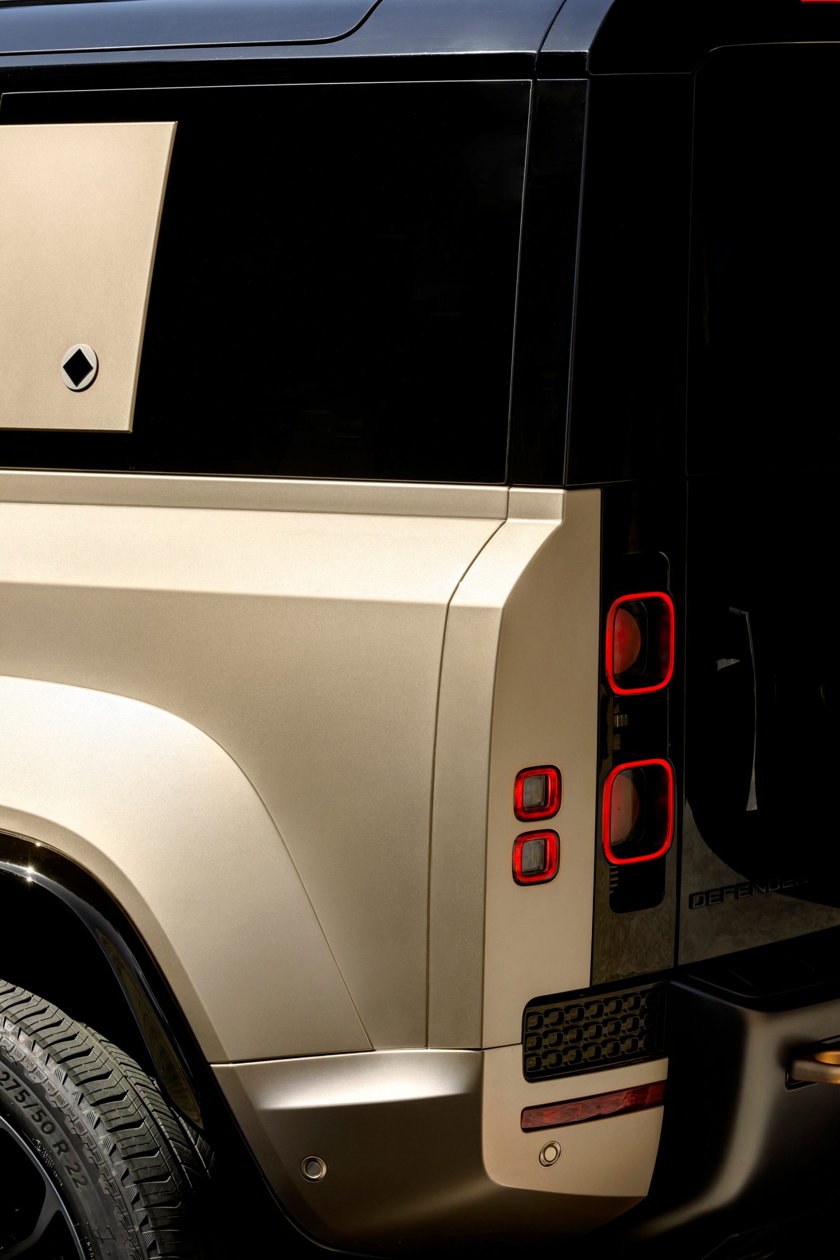 Vista lateral trasera del Defender Octa, destacando su robustez y estilo moderno.