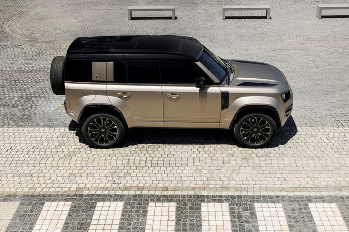Vista lateral del Defender Octa, un 4x4 imponente con motor BMW de 635 CV.