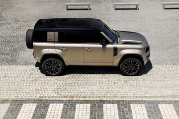 Vista lateral del Defender Octa, un 4x4 imponente con motor BMW de 635 CV. Vista lateral del Defender Octa, un 4x4 imponente con motor BMW de 635 CV.
