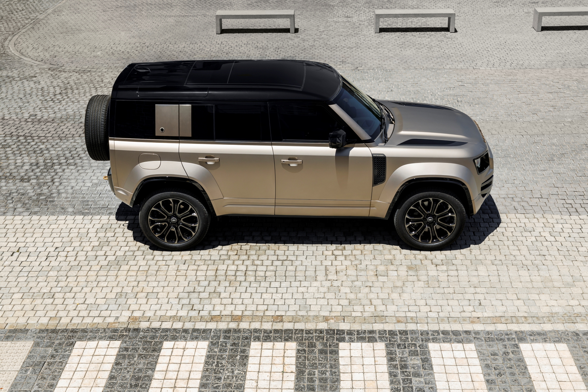 Vista lateral del Defender Octa, un 4x4 imponente con motor BMW de 635 CV.