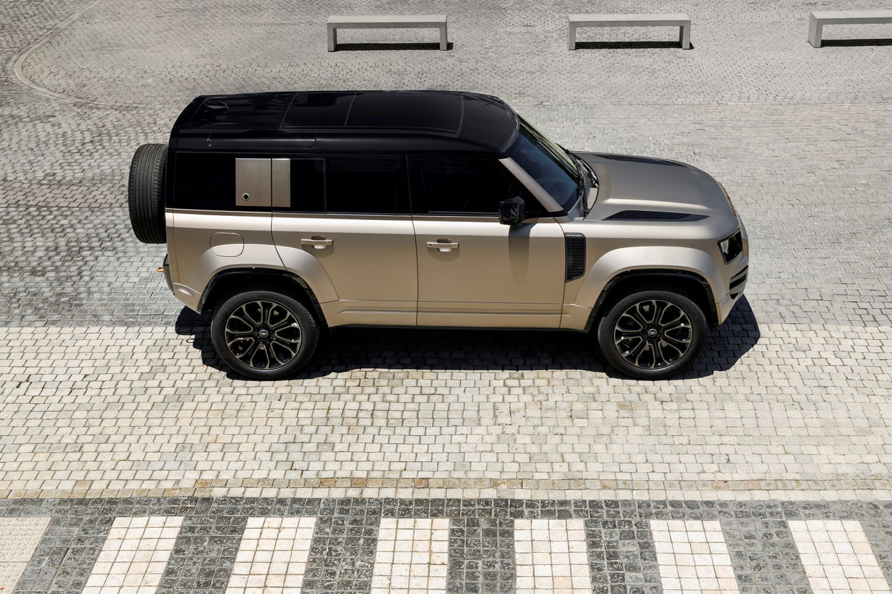 Vista lateral del Defender Octa, un 4x4 imponente con motor BMW de 635 CV.