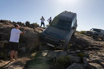 Defender Octa escala rocas con un motor BMW potente, ideal para el 4x4 extremo.
