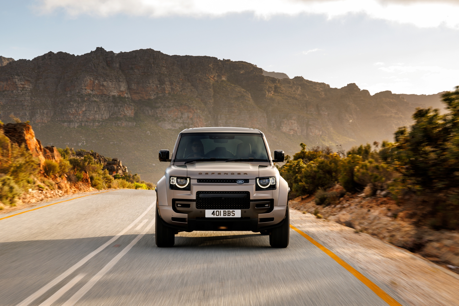 El Defender Octa es imparable en todoterreno, destacando su robustez y motor BMW de 635 CV.