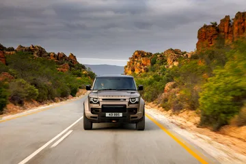 El Defender Octa se desliza con destreza por terrenos difíciles, mostrando su potencia y robustez.