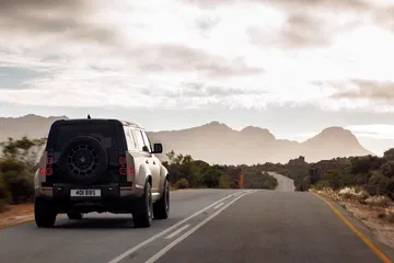 El Defender Octa, con su imponente presencia, destaca incluso en paisajes extremos.
