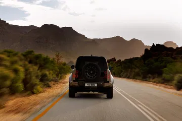 Vista trasera del Defender Octa, mostrando su robustez en un entorno natural.