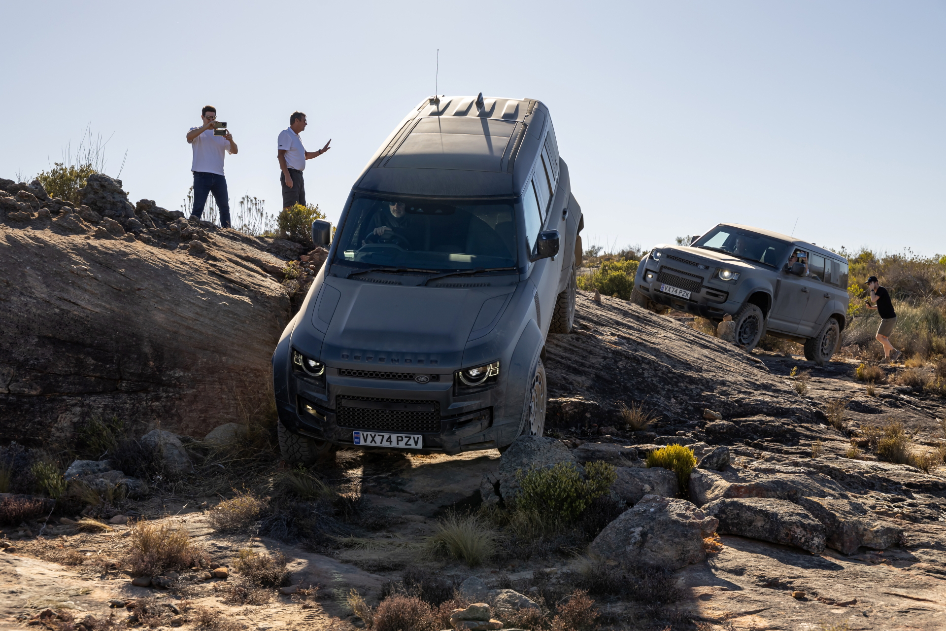 El Defender Octa escala terrenos extremos con una potencia imbatible de 635 CV.