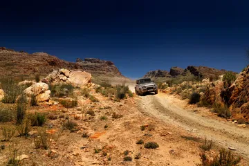 El Defender Octa se desenvuelve con maestría en terrenos extremos, mostrando su robustez.