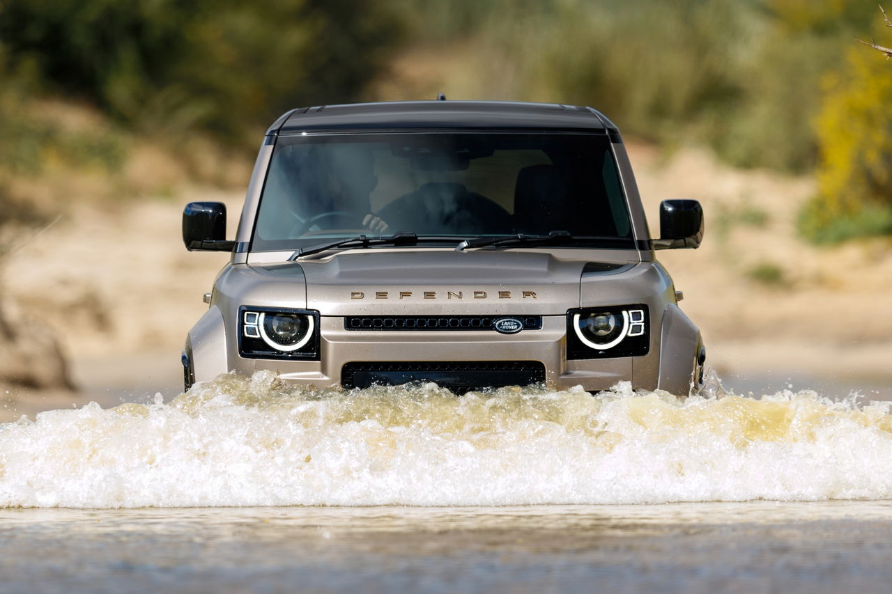 El Defender Octa destaca en condiciones extremas gracias a su potente motor y robustez.