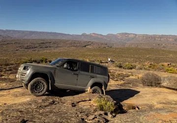El Defender Octa, imparable en todoterreno, con motor BMW de 635 CV.