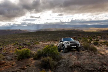 El Defender Octa muestra su imponente presencia en un entorno extremo, ideal para el off-road.