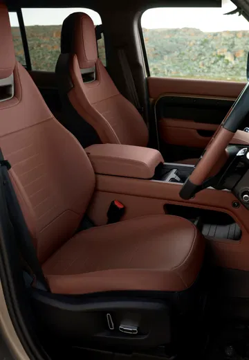 Vista detallada del interior con asientos de cuero marrón que combinan confort y estilo.