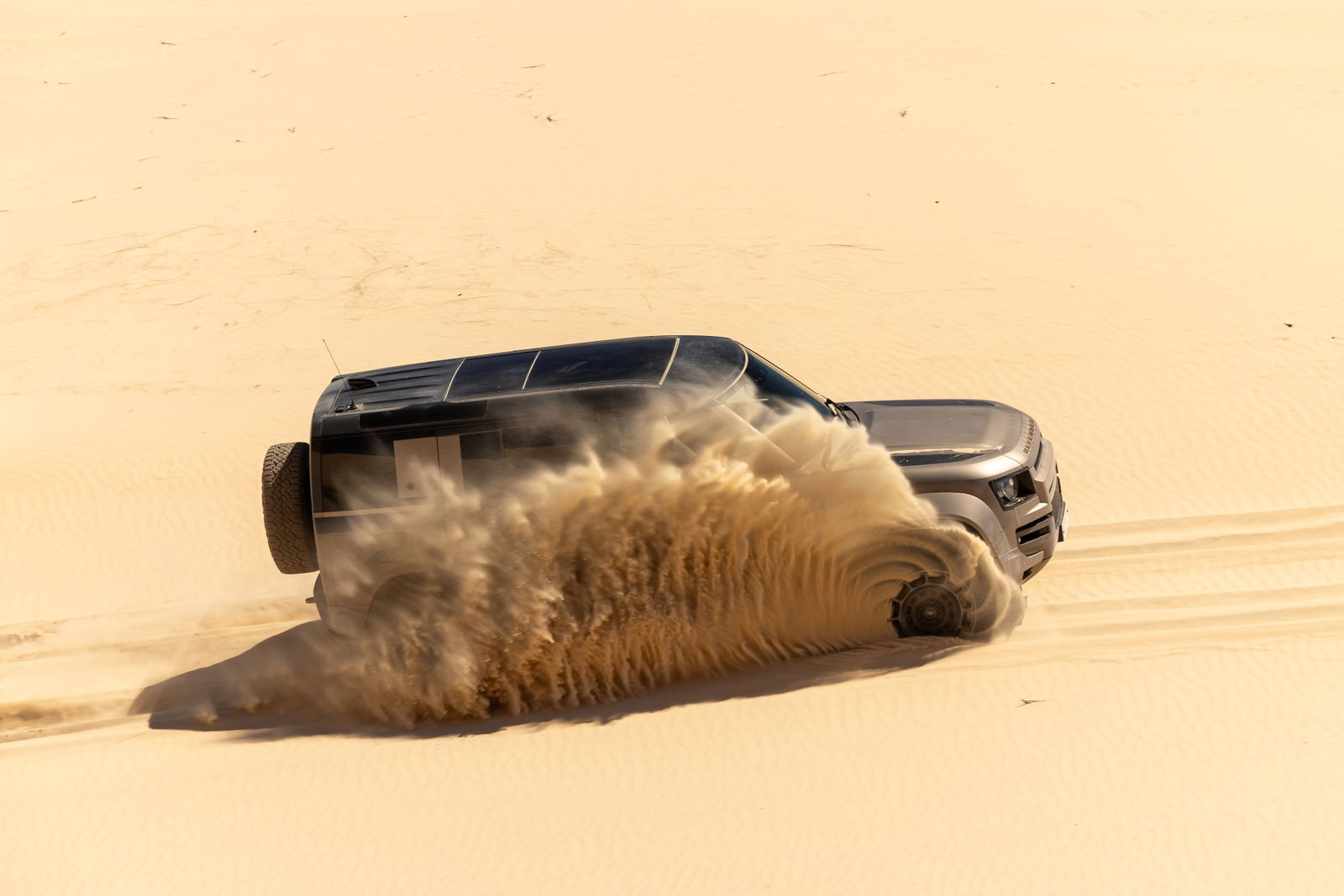 Defender Octa, diseñado para el 4x4 extremo, muestra su fuerza en terrenos difíciles. Defender Octa, diseñado para el 4x4 extremo, muestra su fuerza en terrenos difíciles.