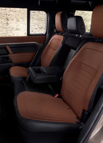 Asientos traseros del Defender Octa, diseño robusto y elegante.